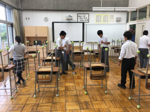 japanese school children cleaning